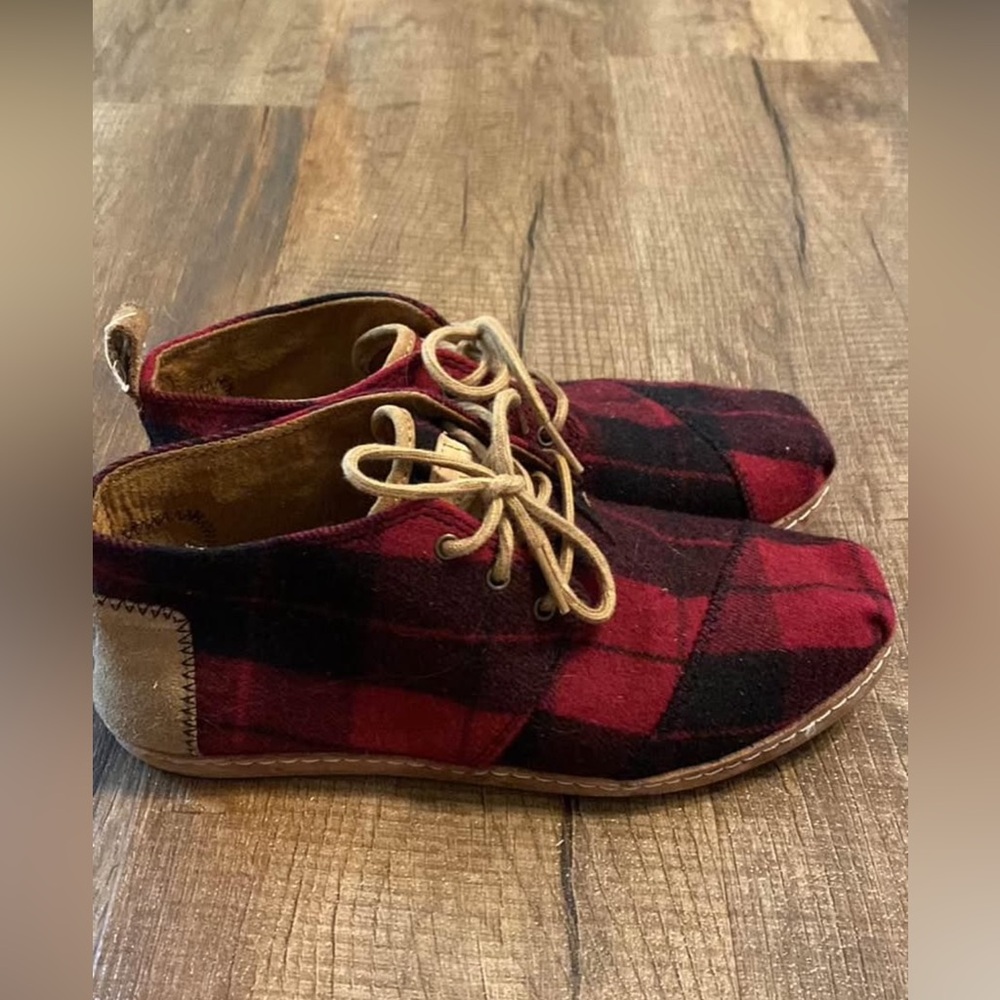 Tom’s Plaid Flannel Red and Black Shoes 7.5